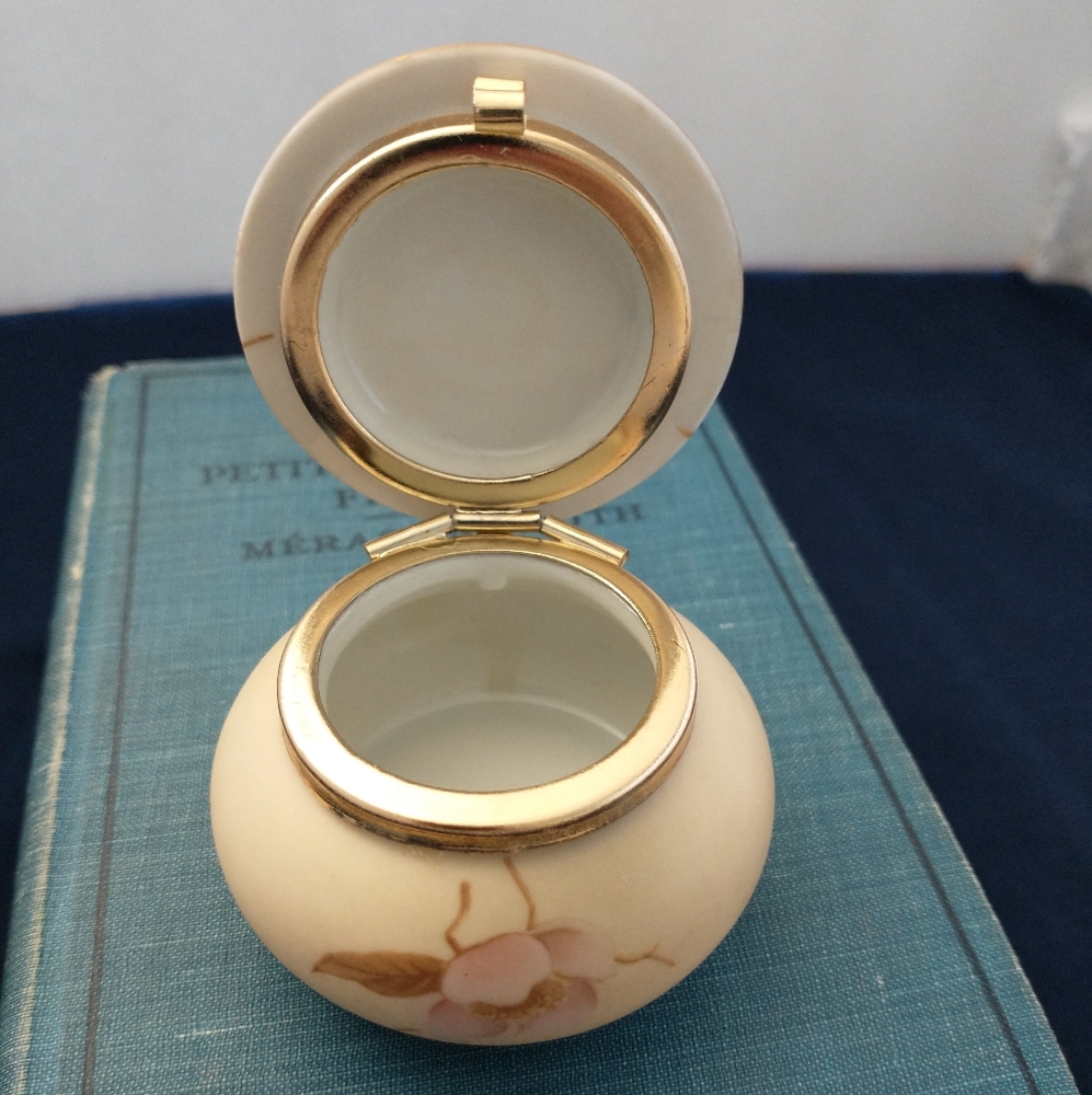 Vintage Victorian Garden Dogwood Box